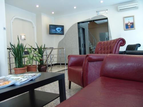 un soggiorno con un divano e un tavolo di Hotel Nova a Istanbul