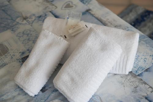 zwei weiße Socken auf einem Tisch in der Unterkunft AreA DomuS in Pompei