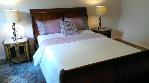 a bedroom with a large bed with two lamps at HB Guest Home 5 in Waterloo