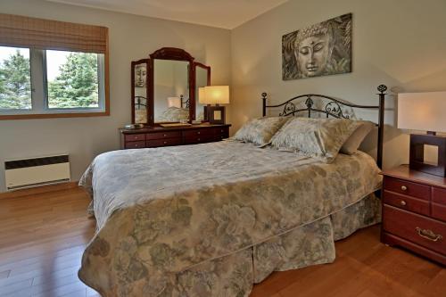 Ein Bett oder Betten in einem Zimmer der Unterkunft Ranch St-Hubert