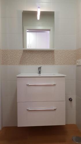 ベナルマデナにあるAlda Benalmadenaのバスルーム(白い洗面台、鏡付)
