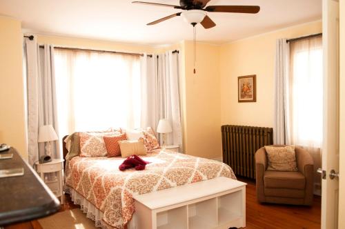 ein Schlafzimmer mit einem Bett mit einem Teddybär drauf in der Unterkunft Candlebay Inn in Freeport