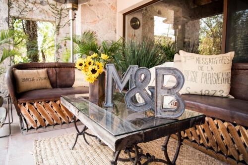 a coffee table with a sign that says mvp at María & Bernardo Casa - Viñedo in El Coyote
