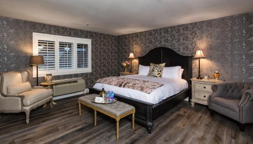 Una cama o camas en una habitación de Mirabelle Inn & Restaurant