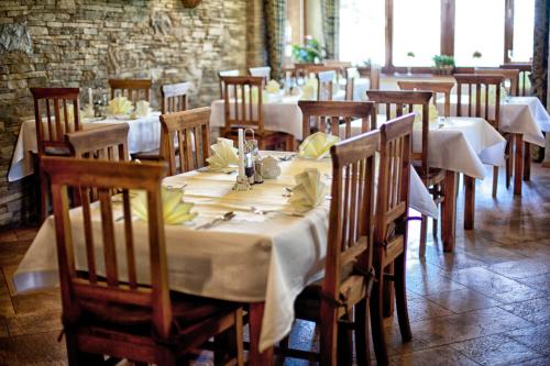 Un restaurante u otro lugar para comer en Hotel Dwór Karolówka