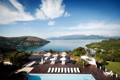 a view of the lake from a resort at Flat no Portogalo in Angra dos Reis