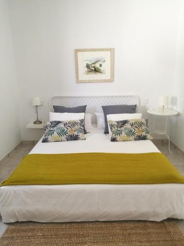 a bedroom with a large bed with a green blanket at Casita La Concha in Playa Honda