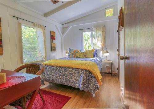 Säng eller sängar i ett rum på Tropical Anuenue Cottage