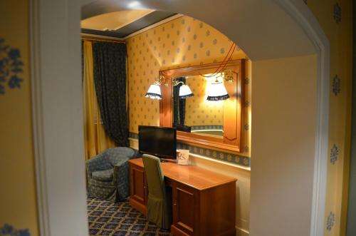 Televisyen dan/atau pusat hiburan di Grand Hotel Nizza Et Suisse