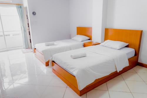 Un pat sau paturi într-o cameră la Chonnatee Residence