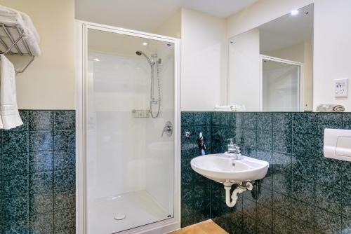 Phòng tắm tại Nautilus Lodge Motel