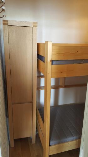 a wooden bunk bed next to a wooden cabinet at Vue exceptionnelle sur la Baie de Somme in Saint-Valery-sur-Somme