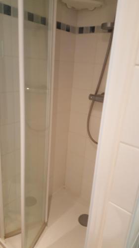 y baño con ducha y puerta de cristal. en Vue exceptionnelle sur la Baie de Somme, en Saint-Valery-sur-Somme