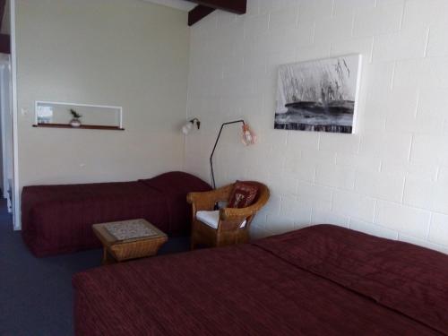 Ένα ή περισσότερα κρεβάτια σε δωμάτιο στο Redwood Lodge Motel