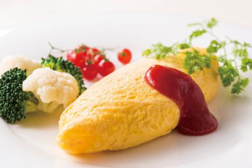 une assiette de nourriture avec un burrito et du brocoli dans l'établissement Tobu Hotel Levant Tokyo, à Tokyo