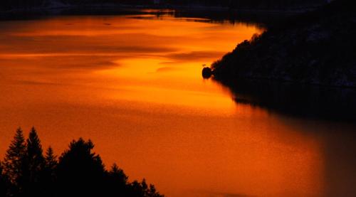 a view of a body of water at sunset at Agriturismo Ai Castioni in Molveno