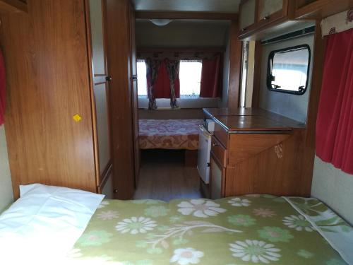 Un pat sau paturi într-o cameră la Caravan near the sea