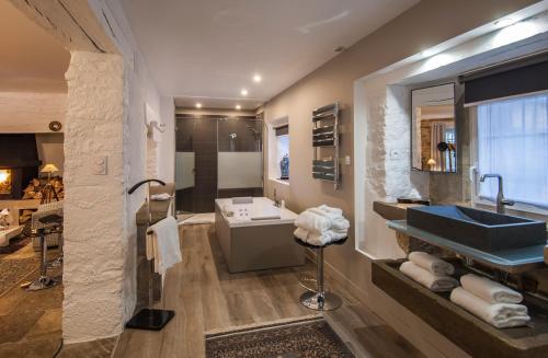 La salle de bains est pourvue d'un lavabo et d'une baignoire. dans l'établissement Château de Labro - Teritoria, à Onet le Château