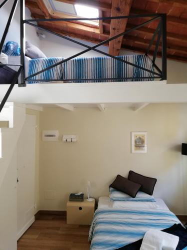 フィレンツェにあるCasa Allegriのベッドルーム1室(二段ベッド1組、階段付)