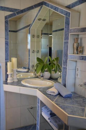 a bathroom with a sink and a large mirror at Ferienwohnung Annemarie in Virgen