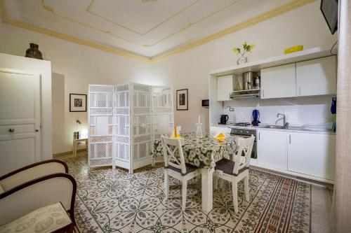 kuchnia ze stołem i krzesłami w pokoju w obiekcie Le Case di Katy w mieście Castellammare del Golfo