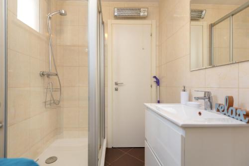 une salle de bains avec douche, lavabo et miroir dans l'établissement Two bedroom Sunny Suite, à Dubrovnik