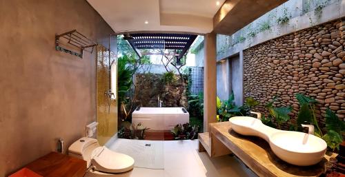 a bathroom with a sink and a fishtank at deLodtunduh Villa in Ubud