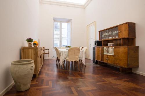 sala de estar con mesa y comedor en Residenze al Castello, en Cagliari