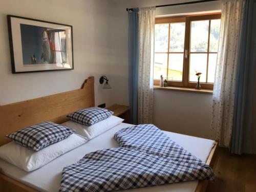 1 Schlafzimmer mit 2 Betten und einem Fenster in der Unterkunft Ferienwohnung Gruber-Hansen in Kaltenbach