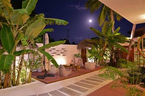 a resort with a bunch of trees and plants at Veli Vilaa in Dhiffushi