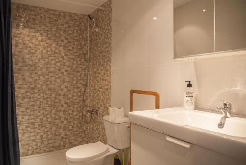 uma casa de banho com um WC, um lavatório e um chuveiro em Fuerteventura Park em Costa de Antigua