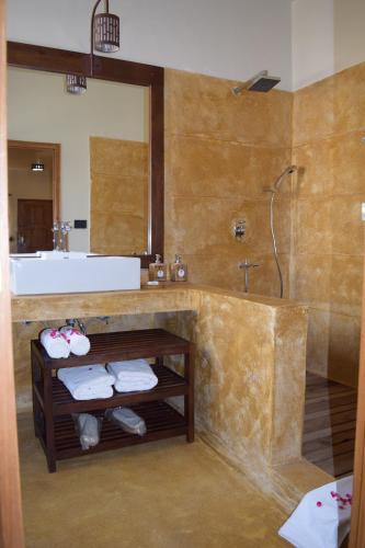 ein Bad mit einer Badewanne, einem Waschbecken und einer Dusche in der Unterkunft 1st Gate Home- Fusion in Jaisalmer