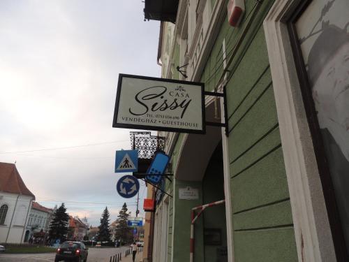 a sign for a restaurant on the side of a building at Sissy Vendégház in Târgu Secuiesc