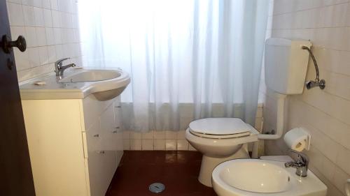 Um banheiro em Parque Campismo Porto Côvo