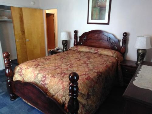Una cama o camas en una habitación de The Cardinal Inn