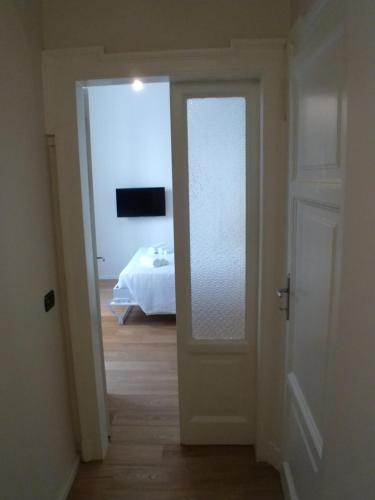 korytarz z drzwiami prowadzącymi do sypialni w obiekcie Grey Design Suite w Mediolanie