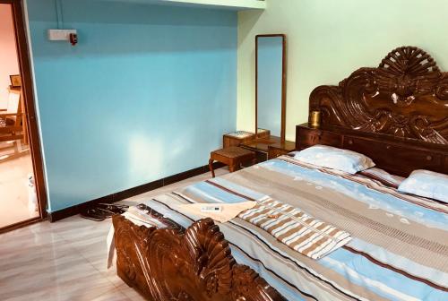 Postel nebo postele na pokoji v ubytování Divekar Aamrai - A farmhouse in the arms of Kokan