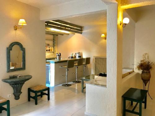 salon z blatem i kuchnią w obiekcie Sailor's Nautical Concept w mieście Spetses