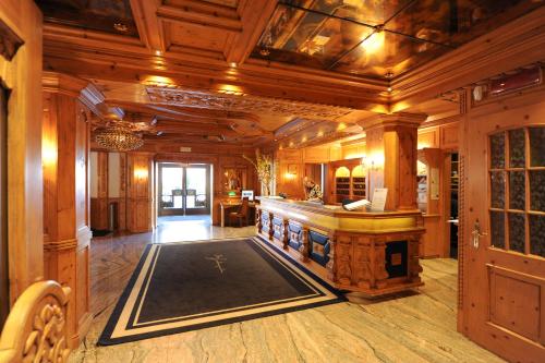 a large room with wooden walls and wooden floors at Hotel Vier Jahreszeiten in Silandro