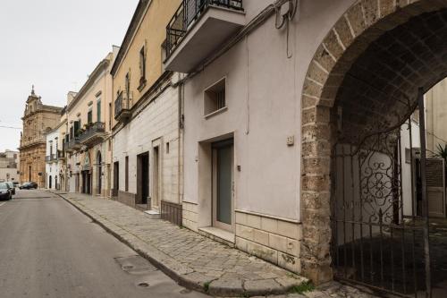 eine leere Straße in einer Stadt mit Gebäuden in der Unterkunft Casa Sofia in Galatone