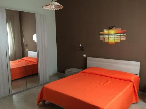 sypialnia z dwoma łóżkami i lustrem w obiekcie ZeroSalento Casa Vacanze w mieście Monteroni di Lecce