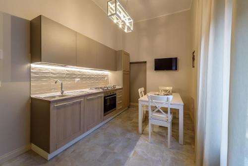 Una cocina o zona de cocina en Marie Claire Apartments & Spa