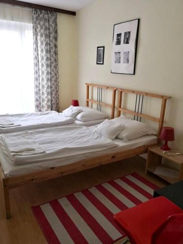 a large bed in a room with a window at Hotel Oroszlán Szigetvár in Szigetvár