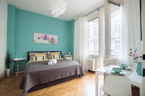 プラハにあるCentral Apartments With Terraceの青い壁のベッドルーム1室(ベッド1台付)