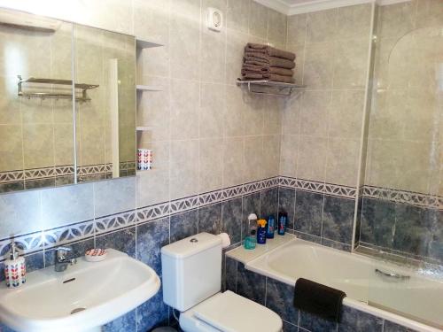 uma casa de banho com uma banheira, um WC e um lavatório. em Apartment Vistamar 3 em Cumbre del Sol