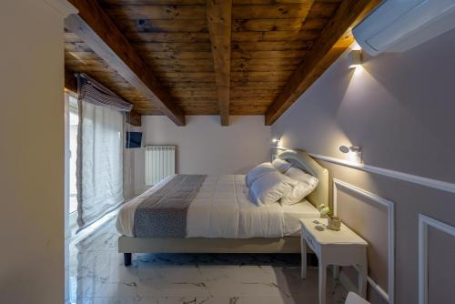Cama o camas de una habitación en Marie Claire Apartments & Spa