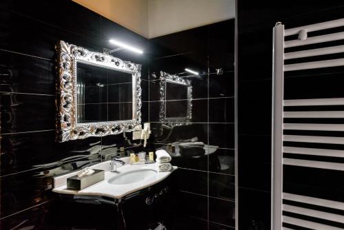Un baño de Marie Claire Apartments & Spa