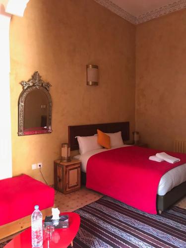una camera d'albergo con due letti e uno specchio di Riad jasmins & Spa a Fes