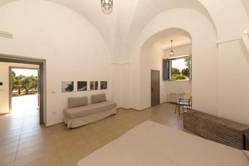 - un salon avec un canapé et une table dans l'établissement La Casa di Ora, à Casamassella