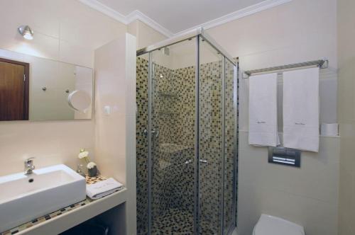 a bathroom with a shower and a sink at Apartamento Ria Formosa in Fuzeta